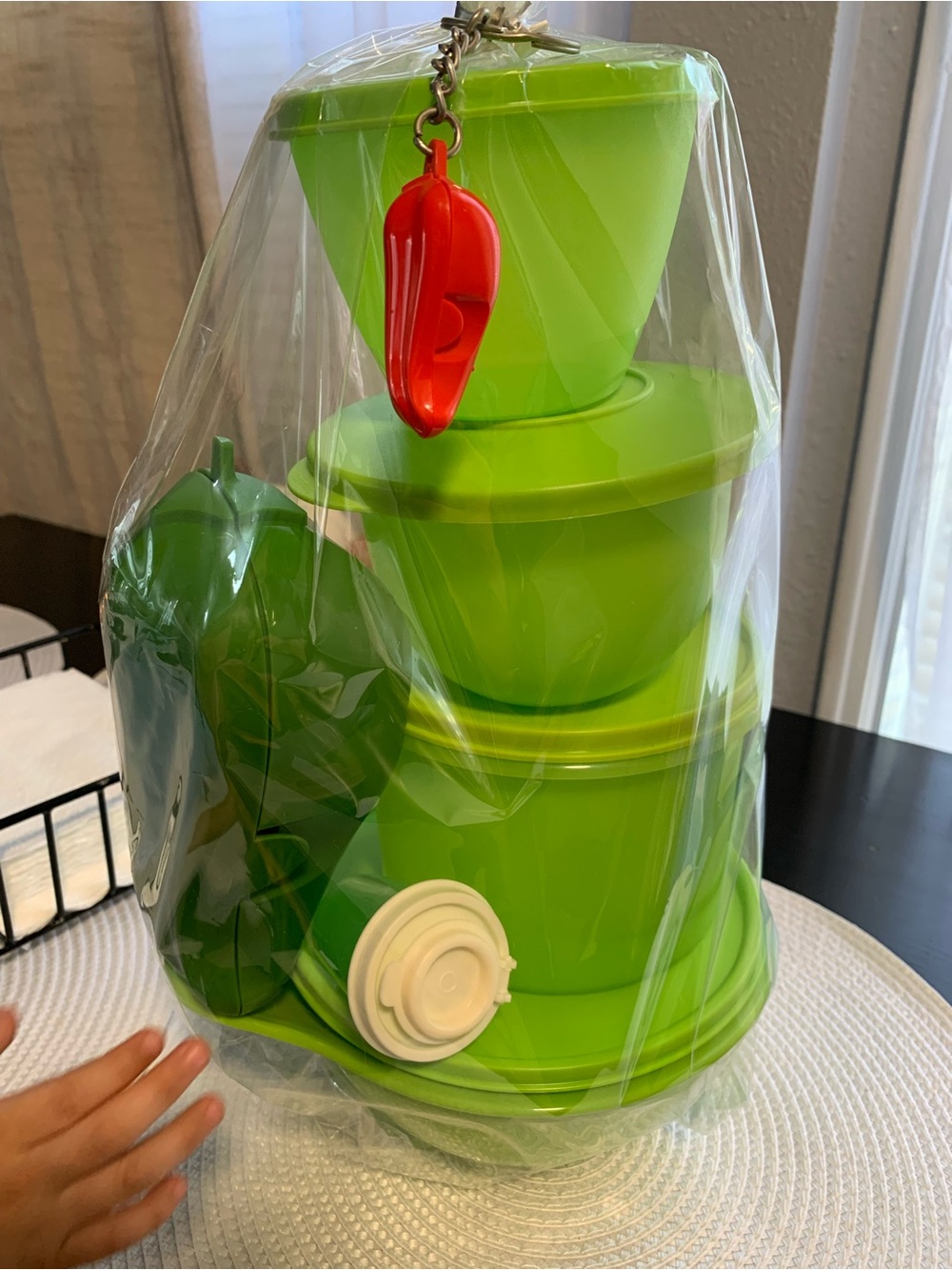 💚💚💚Tupperware Lime Green Stackable Serving Bowls with Red Clip 💚💚💚